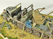Diorama z plastikowym modelem niemieckiego transportera Sd.Kfz.9 Z Famo i żywicznym modelem naczepy do transportu ciężkich czołgów z Kassbohrer - foto nr 12