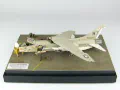 Na zdjęciu pokazany jest plastikowy model amerykańskiego jednomiejscowego pokładowego samolotu myśliwskiego F-8E Crusader sklejony w skali 1:72. Model reprezentuje samolot w wersji F-8E z czasów w wojny w Wietnamie. Foto nr 1