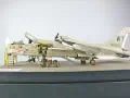 Na zdjęciu pokazany jest plastikowy model amerykańskiego jednomiejscowego pokładowego samolotu myśliwskiego F-8E Crusader sklejony w skali 1:72. Model reprezentuje samolot w wersji F-8E z czasów w wojny w Wietnamie. Foto nr 2
