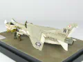 Na zdjęciu pokazany jest plastikowy model amerykańskiego jednomiejscowego pokładowego samolotu myśliwskiego F-8E Crusader sklejony w skali 1:72. Model reprezentuje samolot w wersji F-8E z czasów w wojny w Wietnamie. Foto nr 3
