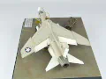 Na zdjęciu pokazany jest plastikowy model amerykańskiego jednomiejscowego pokładowego samolotu myśliwskiego F-8E Crusader sklejony w skali 1:72. Model reprezentuje samolot w wersji F-8E z czasów w wojny w Wietnamie. Foto nr 4