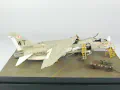 Na zdjęciu pokazany jest plastikowy model amerykańskiego jednomiejscowego pokładowego samolotu myśliwskiego F-8E Crusader sklejony w skali 1:72. Model reprezentuje samolot w wersji F-8E z czasów w wojny w Wietnamie. Foto nr 6