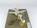 Na zdjęciu pokazany jest plastikowy model amerykańskiego jednomiejscowego pokładowego samolotu myśliwskiego F-8E Crusader sklejony w skali 1:72. Model reprezentuje samolot w wersji F-8E z czasów w wojny w Wietnamie. Foto nr 8