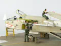 Na zdjęciu pokazany jest plastikowy model amerykańskiego jednomiejscowego pokładowego samolotu myśliwskiego F-8E Crusader sklejony w skali 1:72. Model reprezentuje samolot w wersji F-8E z czasów w wojny w Wietnamie. Foto nr 11