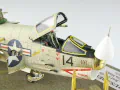 Na zdjęciu pokazany jest plastikowy model amerykańskiego jednomiejscowego pokładowego samolotu myśliwskiego F-8E Crusader sklejony w skali 1:72. Model reprezentuje samolot w wersji F-8E z czasów w wojny w Wietnamie. Foto nr 12